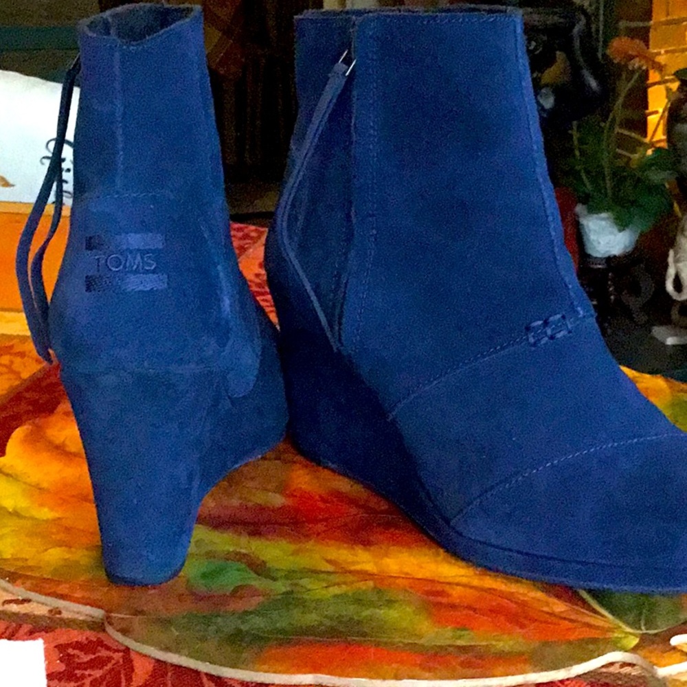 TOMS NAVY SUEDE BOOTS